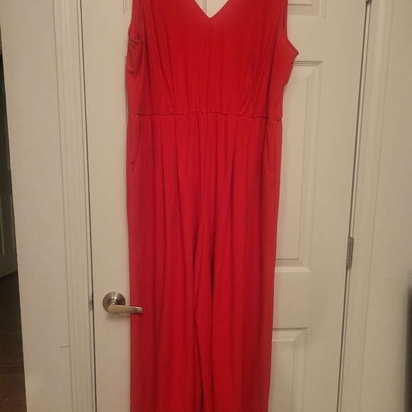 Red V neck wide legged jumpsuit. - Picture 2 of 3